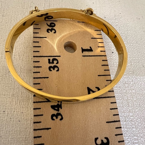 Goldstone bracelet with white flower and Lock and key accents - Picture 5 of 7